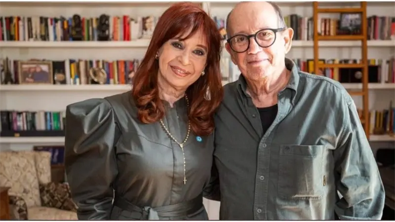 El cantante Silvio Rodríguez visita a Cristina Fernández en su prisión domiciliaria