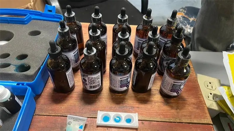 DNCD incauta cocaína líquida en frascos de gotas para el cabello en el AILA