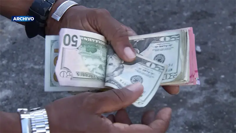 Inquietud y sensibilidad en el mercado cambiario tras el dólar romper la barrera de los 63 pesos por uno