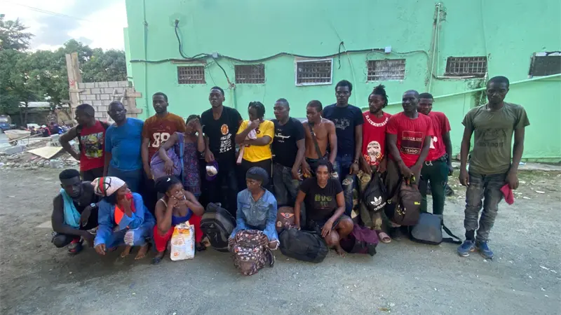 Ejército detiene tres vehículos con 36 haitianos indocumentados durante operativo en Valverde