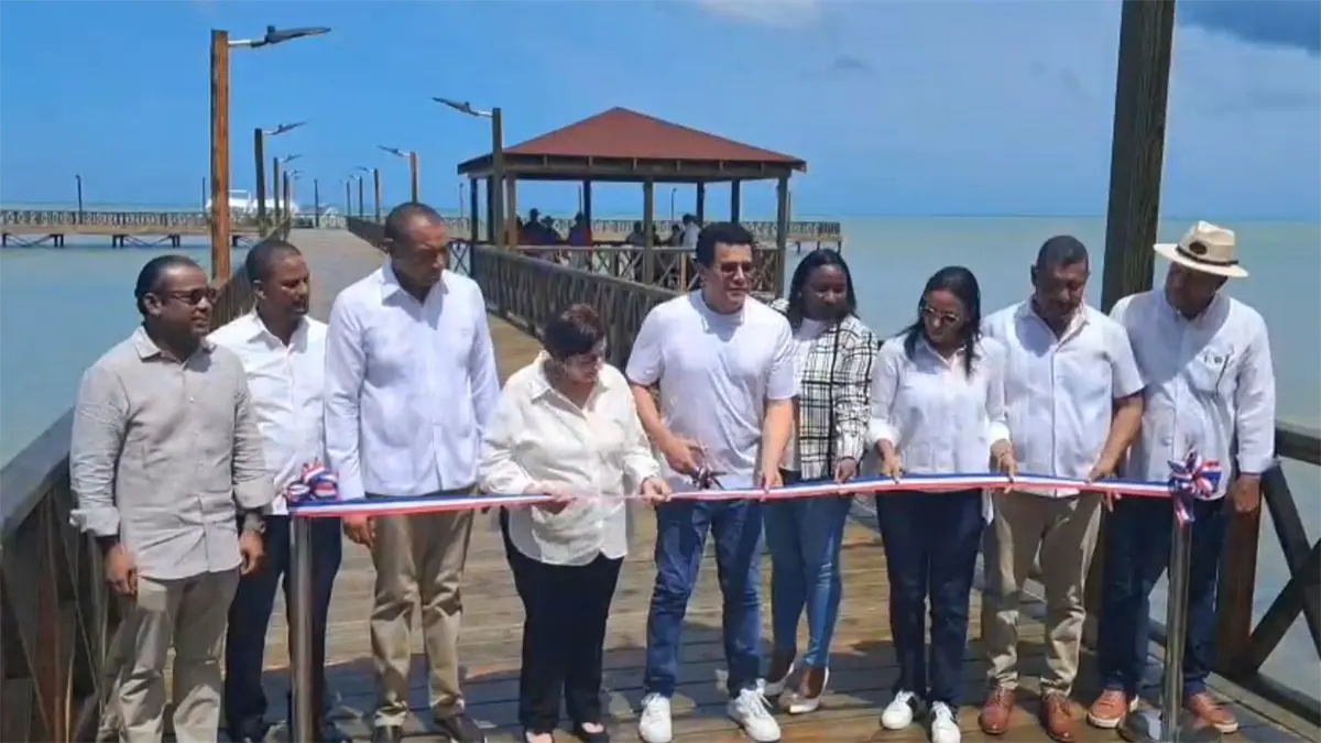 Ministro Turismo, David Collado, entrega muelle turístico reconstruido en Miches