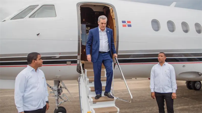 Presidente Abinader viaja a México por compromisos familiares y regresará el domingo