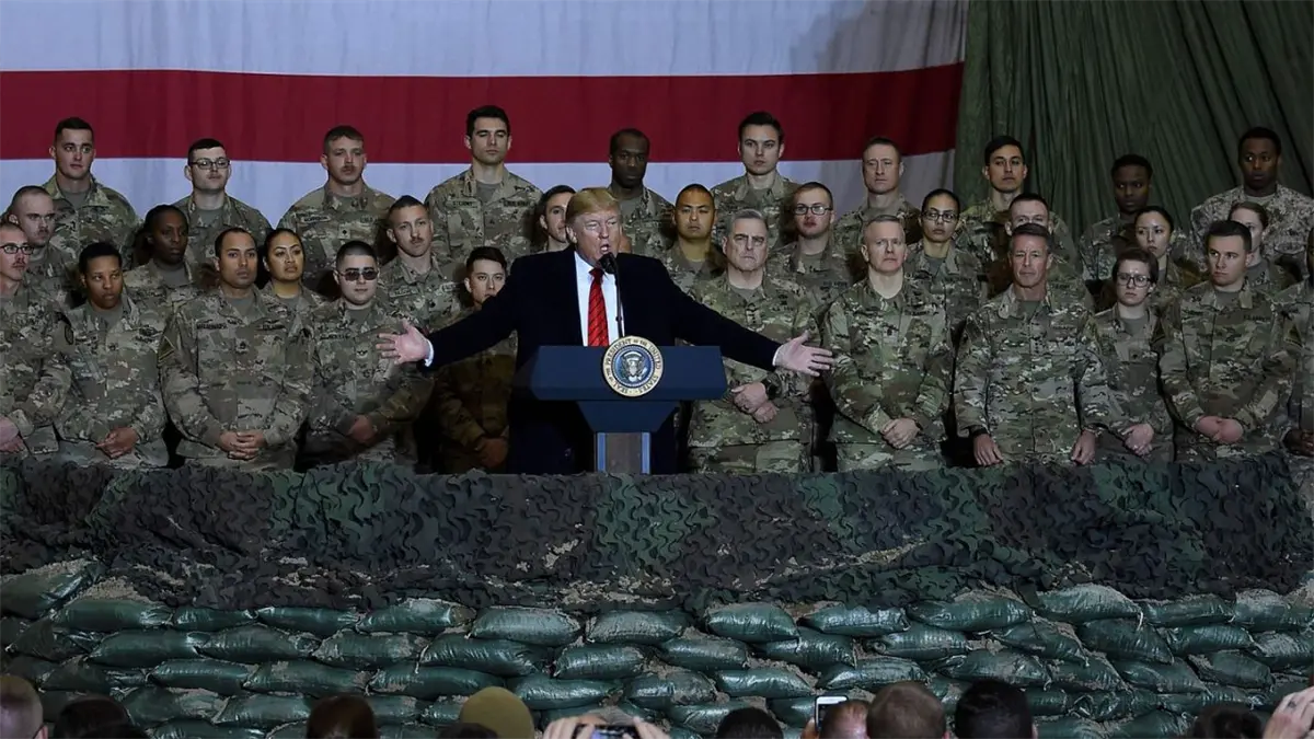 El presidente de Estados Unidos, Donald Trump, con sus tropas militares.