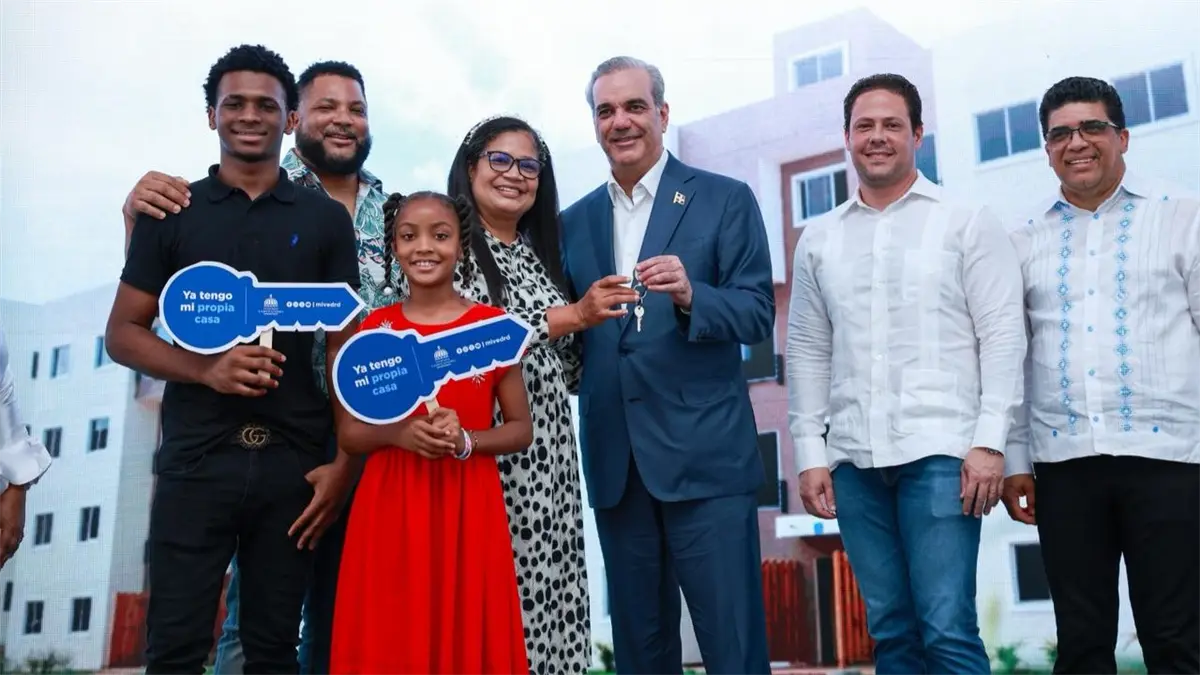 Entrega de viviendas por el presidente Luis Abinader.