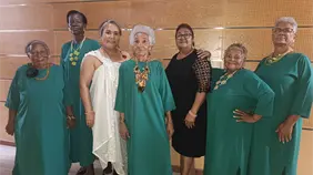 Adultos mayores desfilan colección de joyas