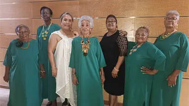 Adultos mayores desfilan colección de joyas