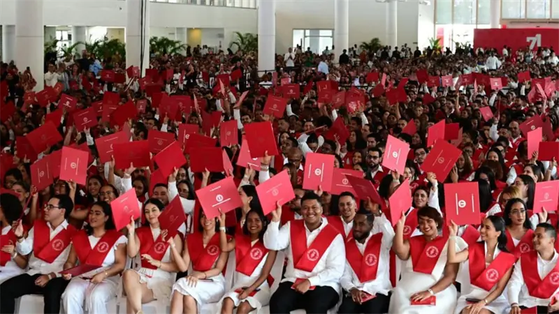 Ceremonia de graduación en INTEC con presencia de Thaís Herrera