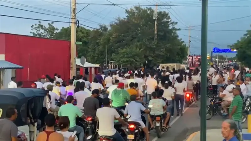 Familiares de joven muerto en accidente marchan en Montecristi para exigir justicia