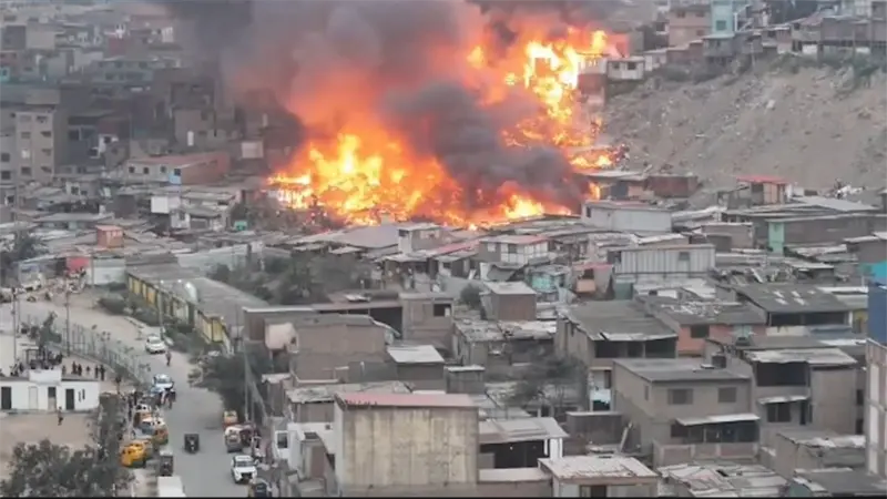 Incendio en asentamiento humano de Lima deja más de 200 personas afectadas