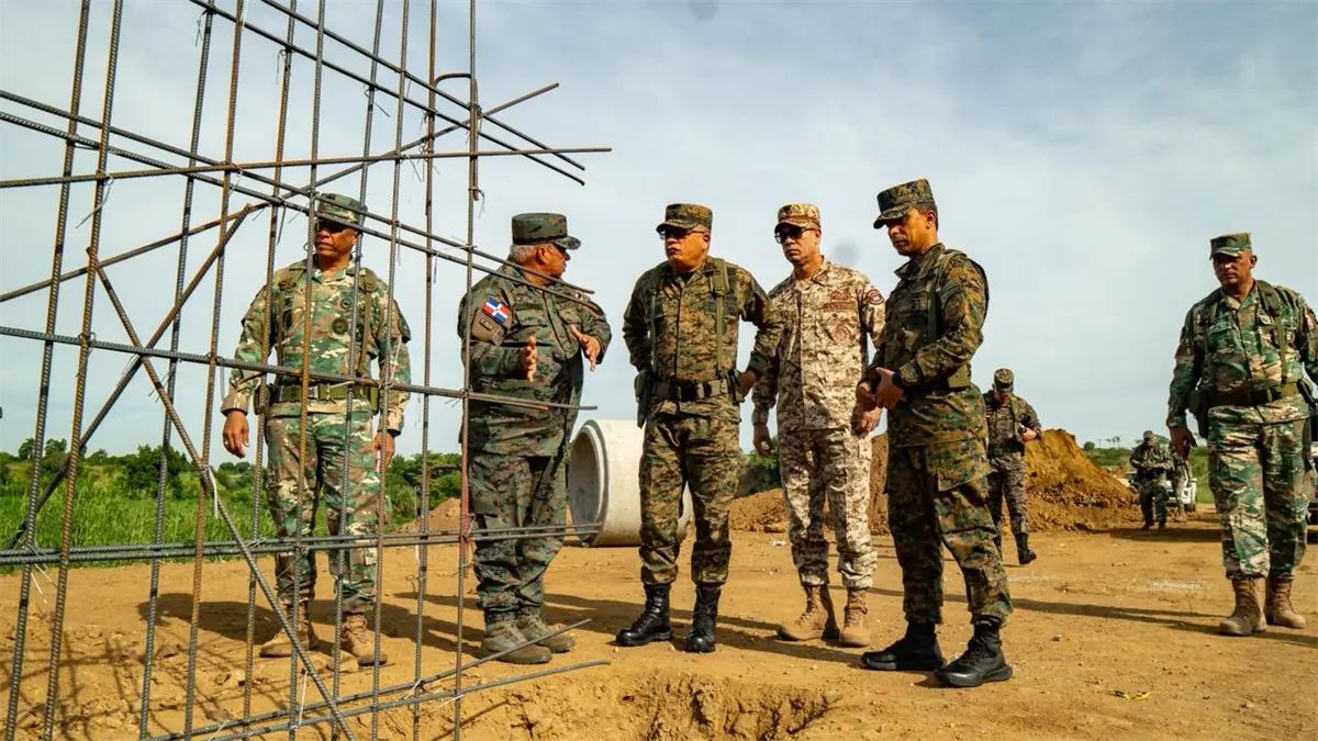 Ministro de Defensa sostiene reunión con directivos de CODEVI y supervisa avances de la verja perimetral fronteriza en Dajabón
