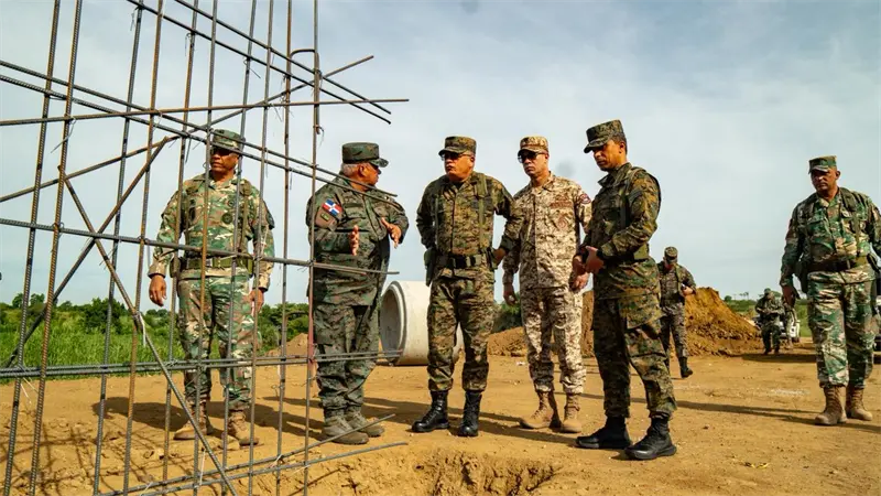 Ministro de Defensa sostiene reunión con directivos de CODEVI y supervisa avances de la verja perimetral fronteriza en Dajabón