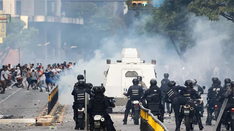 Dos activistas venezolanos de derechos humanos resultan heridos en un atentado en Bogotá