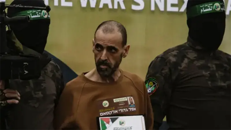 Pálidos y delgados, los detenidos de Gaza vuelven a su hogar gracias al canje de rehenes