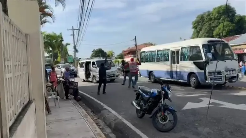Motoristas se pelean por 50 pesos en Monte Plata