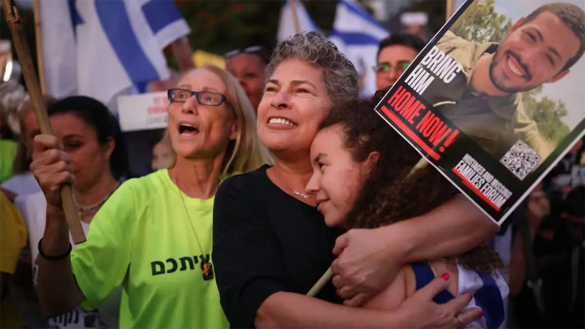 Personas a la espera de rehenes liberados de Gaza.