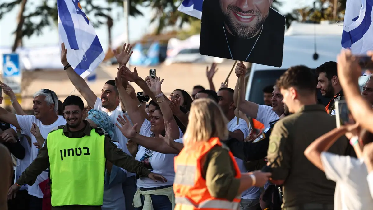 Israelíes celebran la liberación de rehenes por parte de Hamás.