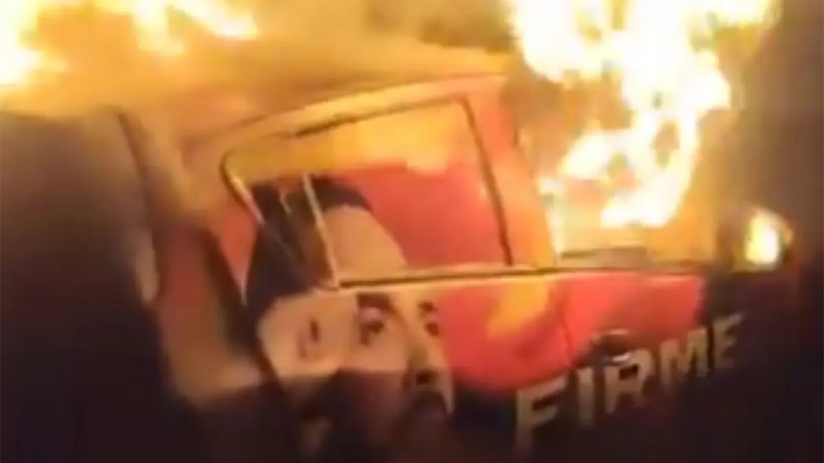 Incendian un vehículo decorado con la imagen de un precandidato presidencial colombiano