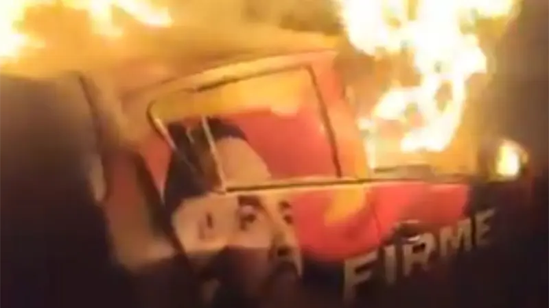 Incendian un vehículo decorado con la imagen de un precandidato presidencial colombiano