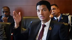 La Asamblea Nacional de Madagascar vota a favor de destituir al presidente Rajoelina