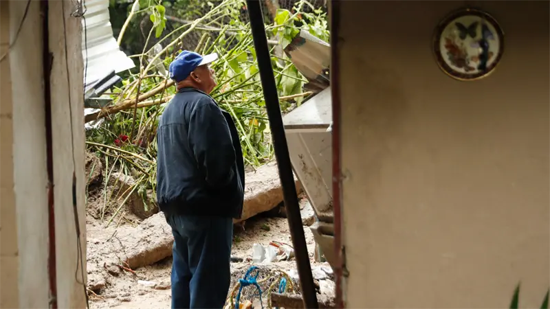 El Salvador eleva alerta por lluvias que dejan al menos tres fallecidos y suspenden clases