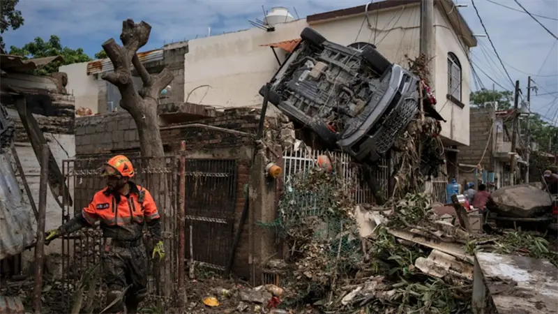 Tormenta en Los Ángeles provoca evacuación de más de 100 viviendas en la acaudalada zona de Palisades