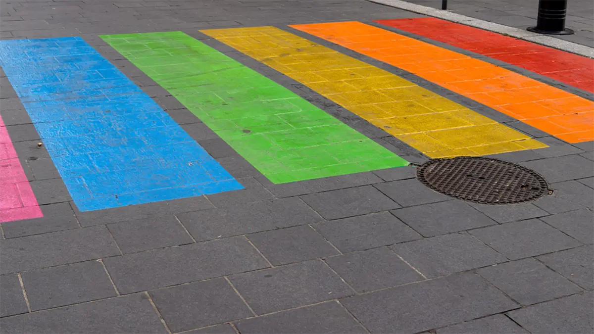 Líderes demócratas en Houston rechazan orden de quitar pasos peatonales con bandera LGTBI
