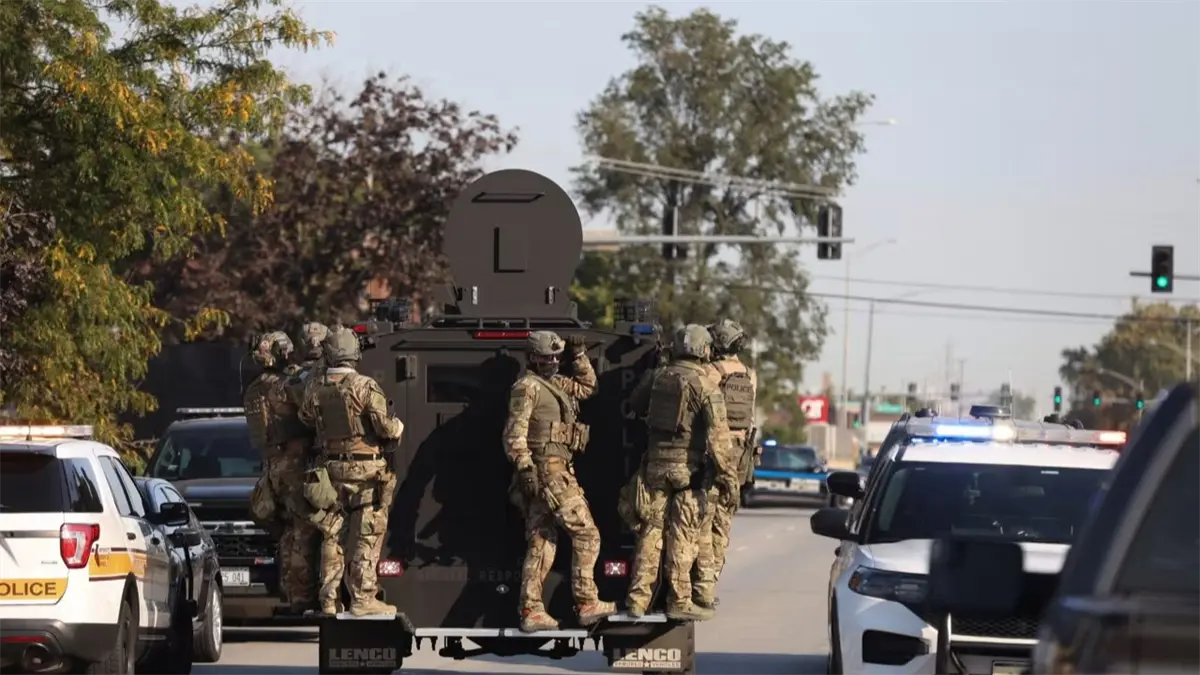 Residentes de Chicago confrontan a agentes federales de EEUU tras una persecución y choque