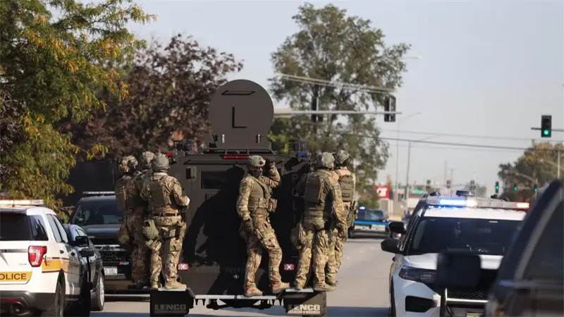 Residentes de Chicago confrontan a agentes federales de EEUU tras una persecución y choque