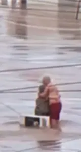 Ancianos se aferran a un abrazo durante las mortales inundaciones en México
