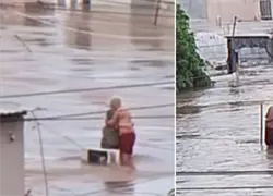 Ancianos se aferran a un abrazo durante las mortales inundaciones en México