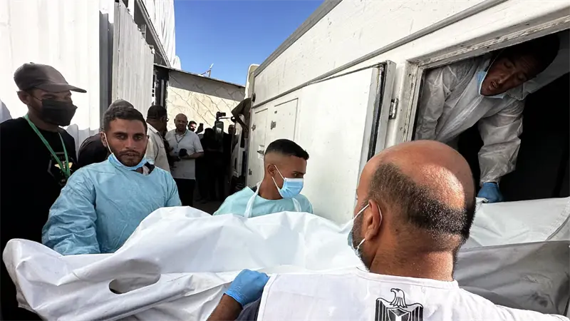 Israel recibe los cuerpos de dos rehenes más, cuya identidad debe verificar