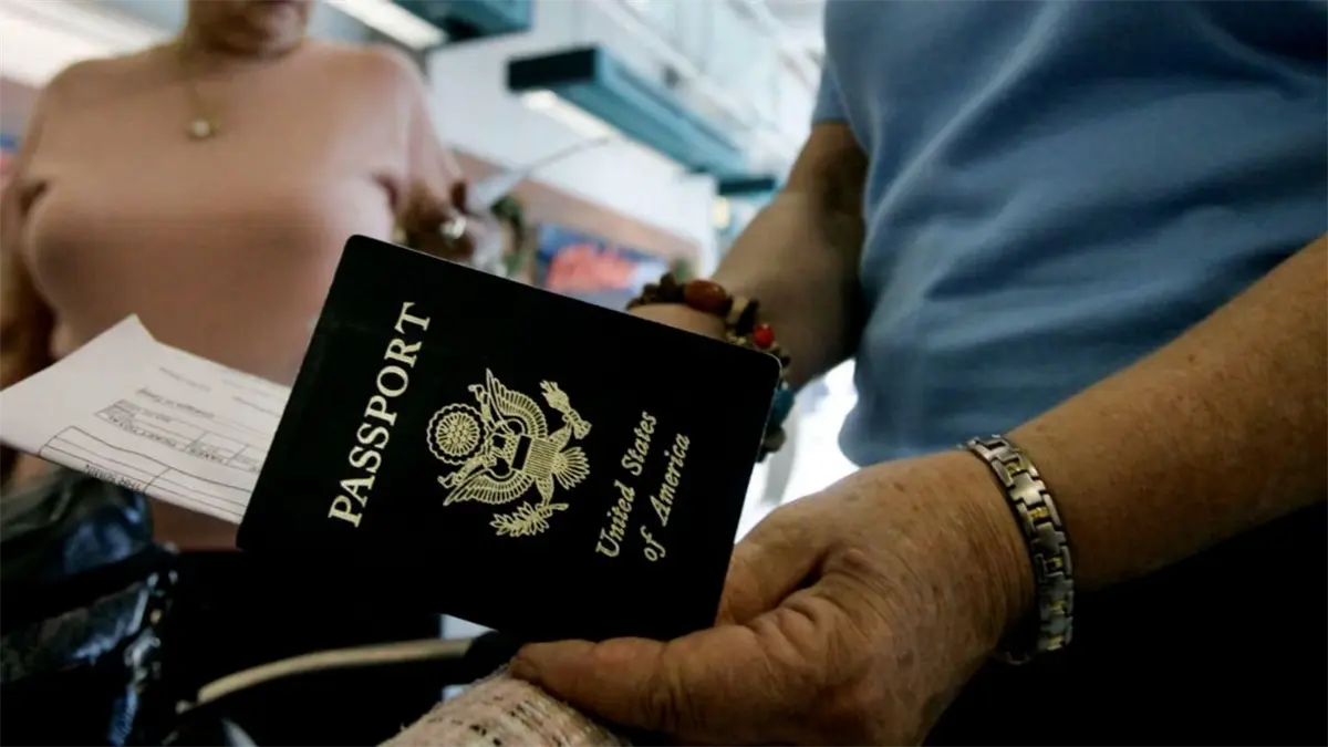 El pasaporte de EE.UU. sufre una caída y sale del top 10 mundial por primera vez