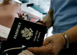 El pasaporte de EE.UU. sufre una caída y sale del top 10 mundial por primera vez