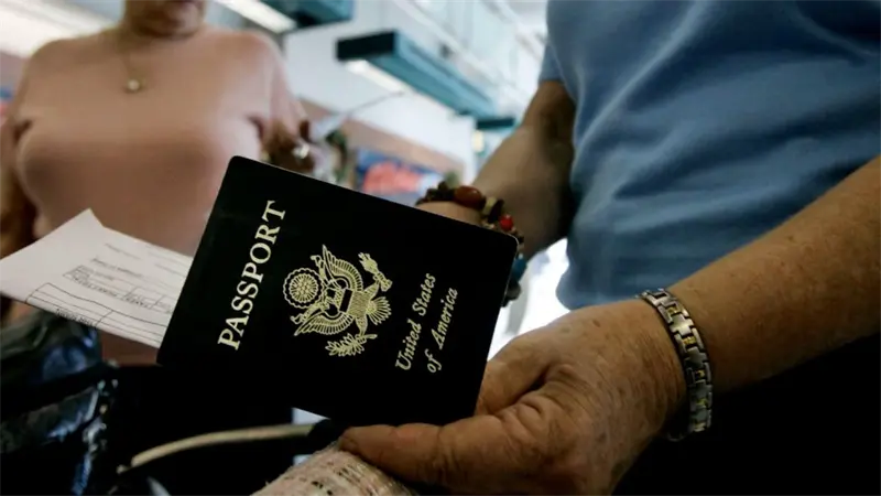 El pasaporte de EE.UU. sufre una caída y sale del top 10 mundial por primera vez