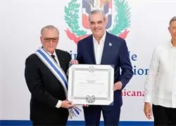 Abinader condecora a Frank Rainieri con la Orden del Mérito de Duarte, Sánchez y Mella por aportes al turismo