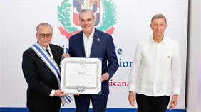 Abinader condecora a Frank Rainieri con la Orden del Mérito de Duarte, Sánchez y Mella por aportes al turismo