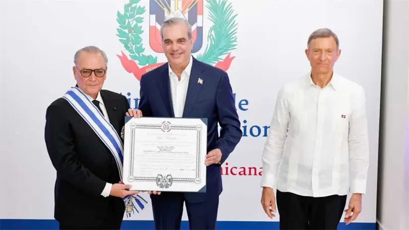 Abinader condecora a Frank Rainieri con la Orden del Mérito de Duarte, Sánchez y Mella por aportes al turismo