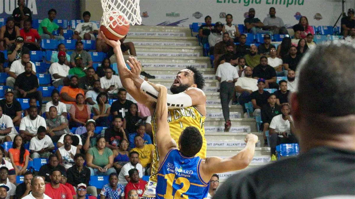 Juan Guerrero, del club San Carlos, en plena acción ofensiva sobre Rayner Moquete, del club Mauricio Báez.