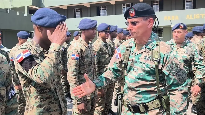 Comandante del Ejército realiza recorrido de supervisión en brigadas de infantería y unidades en proceso de remodelación