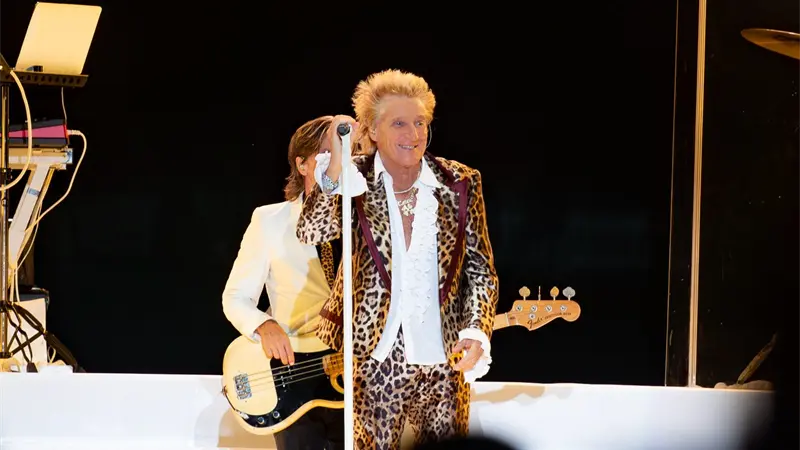 Sir Rod Stewart sella su gira de despedida con un triunfo de nostalgia y rock en Santo Domingo
