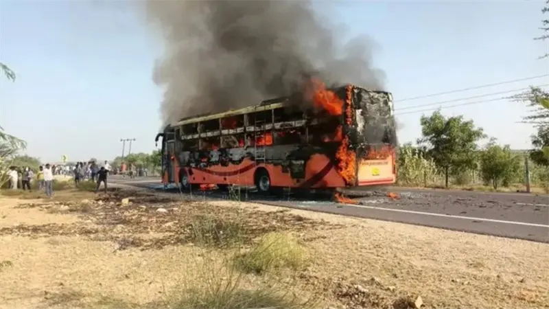 Incendio en autobús en la India deja 20 muertos y 16 heridos