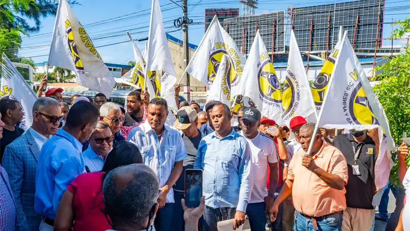 Transportistas protestan en INTRANT y exigen mantener subsidio a los combustibles para evitar alza del pasaje