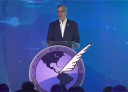 Abinader critica la desinformación y defiende la libertad de prensa en la inauguración de la 81ª Asamblea de la SIP en Punta Cana