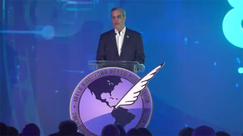 Abinader critica la desinformación y defiende la libertad de prensa en la inauguración de la 81ª Asamblea de la SIP en Punta Cana