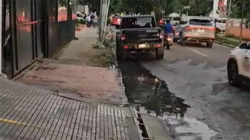 Residentes de La Esperilla alertan sobre aguas residuales estancadas
