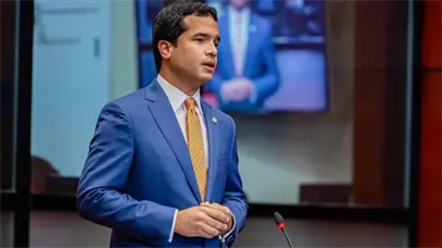 Indexación salarial regresa al debate en el Congreso por propuesta de senador Fernández.