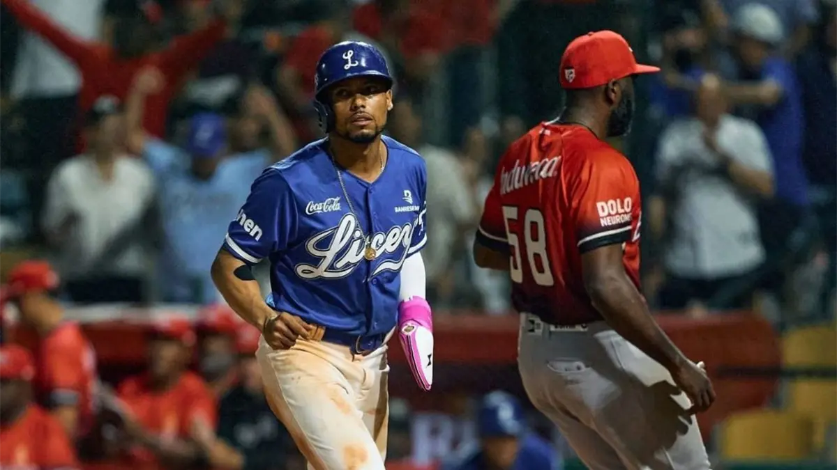 Licey vence al Escogido en extrainnings con wild pitch en noche inaugural