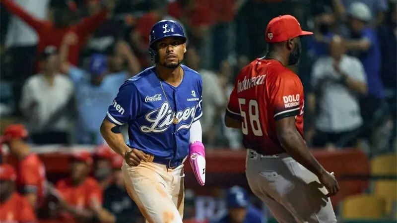 Licey vence al Escogido en extrainnings con wild pitch en noche inaugural