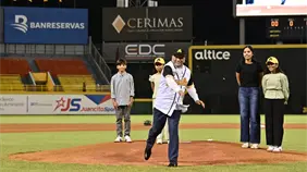 Leonardo Aguilera lanza primera bola en partido inaugural de LIDOM en Estadio Cibao