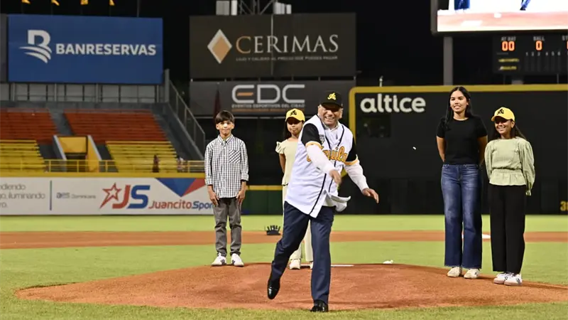 Leonardo Aguilera lanza primera bola en partido inaugural de LIDOM en Estadio Cibao